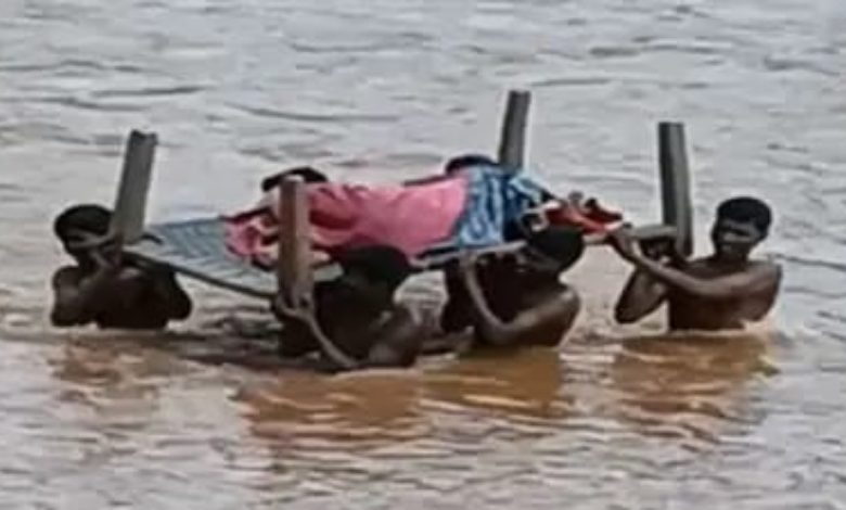 Health system on a cot in Chhattisgarh, this picture is exposing the government's claims